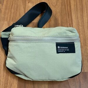 ❤️ Lululemon Clean Lines Belt Bag in Trench NWT